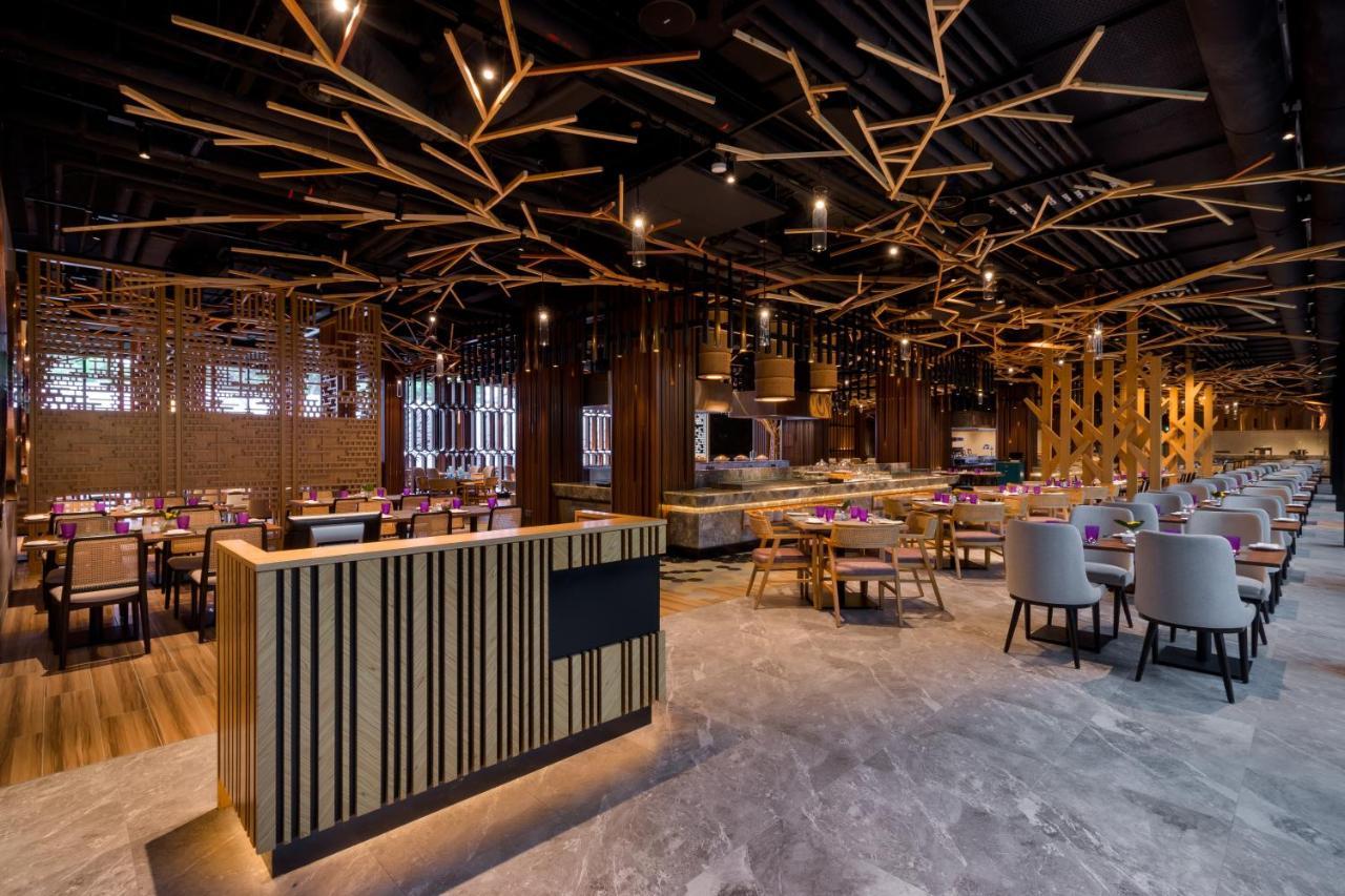 M Resort & Hotel Kuala Lumpur Buitenkant foto The interior of the restaurant