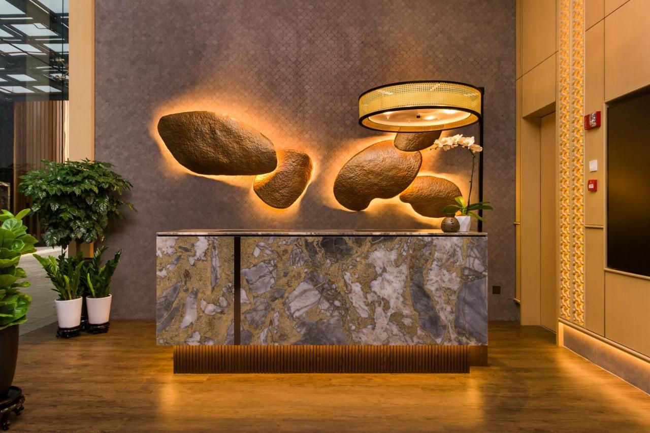M Resort & Hotel Kuala Lumpur Buitenkant foto The reception desk at the hotel