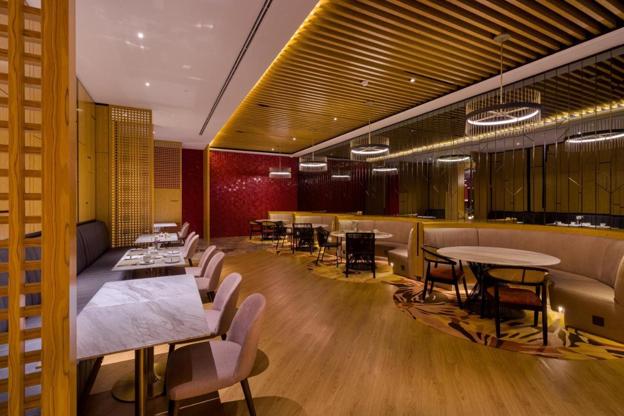 M Resort & Hotel Kuala Lumpur Buitenkant foto The interior of the restaurant