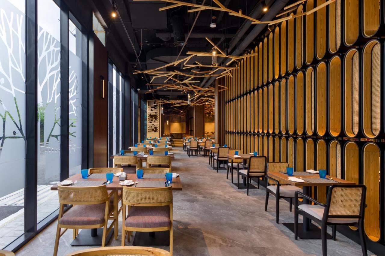 M Resort & Hotel Kuala Lumpur Buitenkant foto The interior of the restaurant
