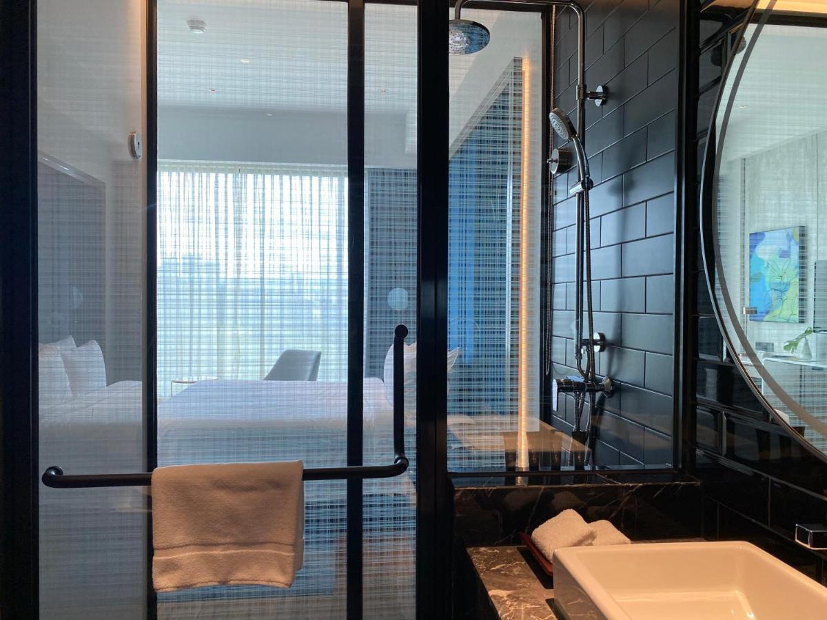 M Resort & Hotel Kuala Lumpur Buitenkant foto Bathroom of a Deluxe Room