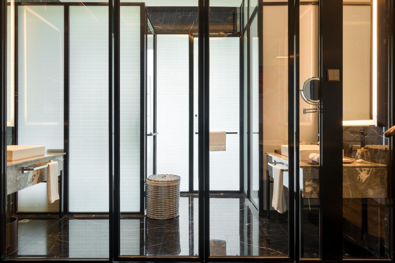 M Resort & Hotel Kuala Lumpur Buitenkant foto A shower enclosure